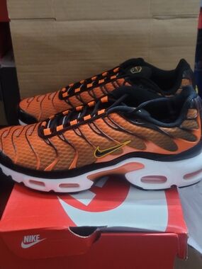 Nike Men’s Orange Black Sneakers with Gold Swoosh